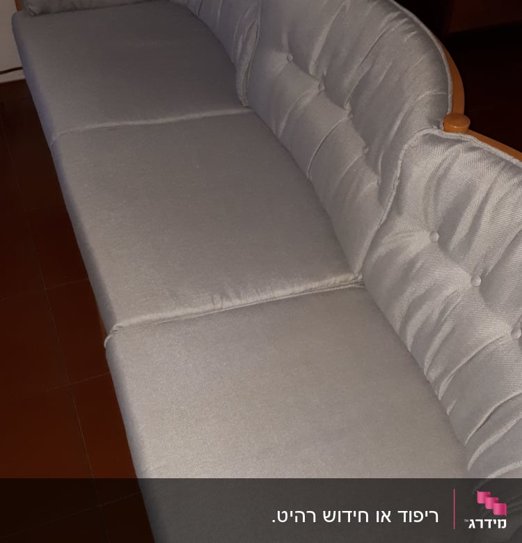 כריות ריפוד אפורות על ספה מעץ